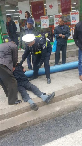 铜仁市区 上午9点醉汉横躺人行道 动用两个警种助其回家