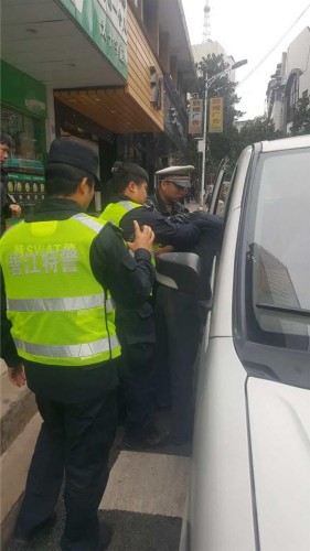铜仁市区 上午9点醉汉横躺人行道 动用两个警种助其回家