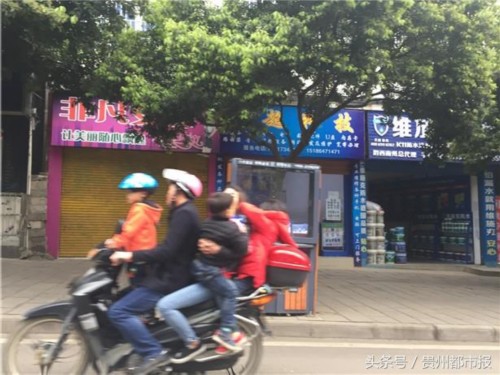 厉害了!兴义街头,二轮摩托堪比轿车载了5人