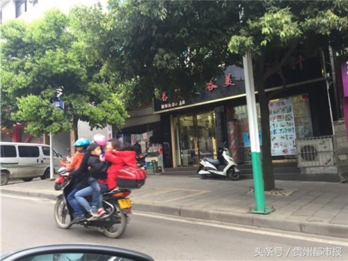 厉害了!兴义街头,二轮摩托堪比轿车载了5人