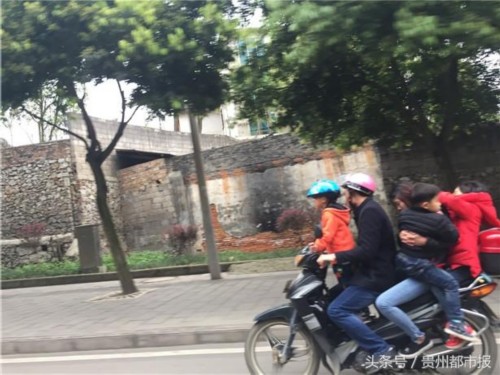 厉害了!兴义街头,二轮摩托堪比轿车载了5人
