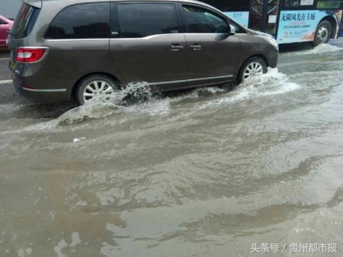 工地冒“喷泉” 贵阳浣沙路积水成“湖” 车辆过往像游泳