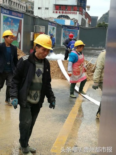 工地冒“喷泉” 贵阳浣沙路积水成“湖” 车辆过往像游泳
