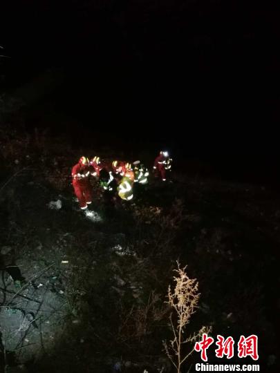云南迪庆一微型车坠崖致一死两重伤
