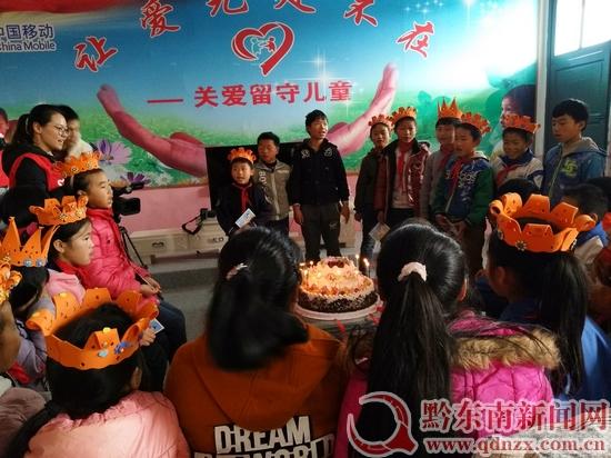 nEO_IMG_12月5日,丹寨县长青二小。合肥工业大学研究生支教团在给26名留守儿童过集体生日。图为学生们在唱生日快乐歌。王贵学摄IMG_20171205_140920.jpg