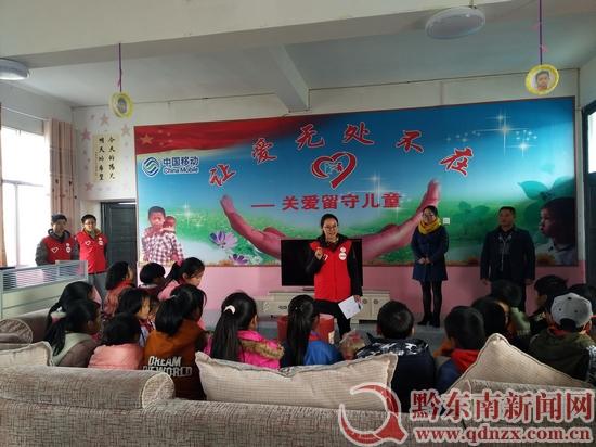 nEO_IMG_12月5日,丹寨县长青二小。合肥工业大学研究生支教团在给26名留守儿童过集体生日。图为支教团成员在引导学生学会感恩。王贵学摄IMG_20171205_134855.jpg